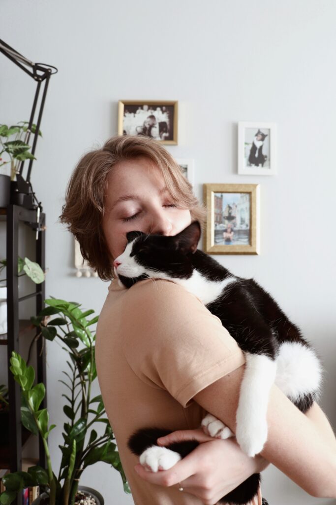 Catsitterka Iza z PsychoKocio przytulająca na rękach kotkę Saphirę.
