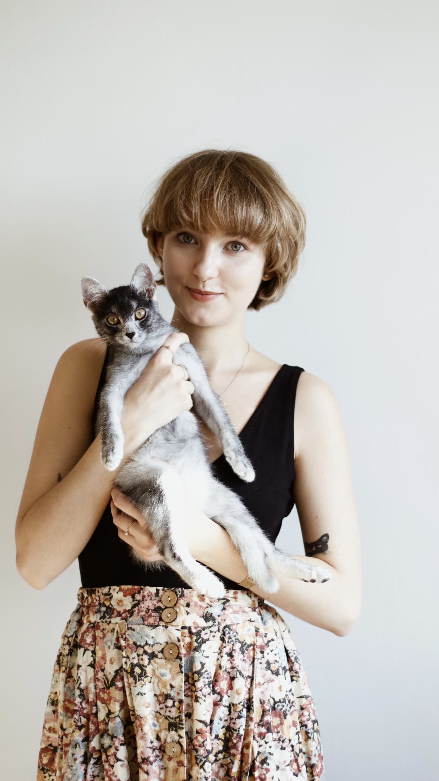 Izabela Stańczyk pozuje do zdjęcia, trzymając na rękach kotkę Kasjopeję.