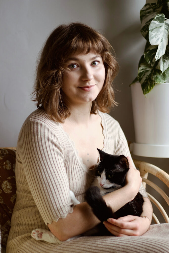 Kobieta z kotem na kolanach – felinoterapeutka PsychoKocio z Krakowa