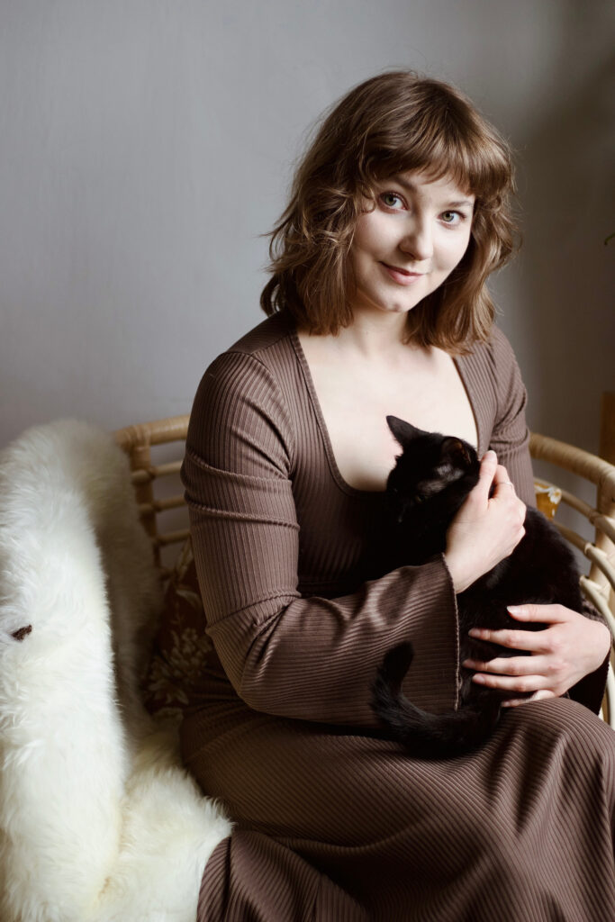 Behawiorystka kotów z kotem – portret PsychoKocio Kraków
